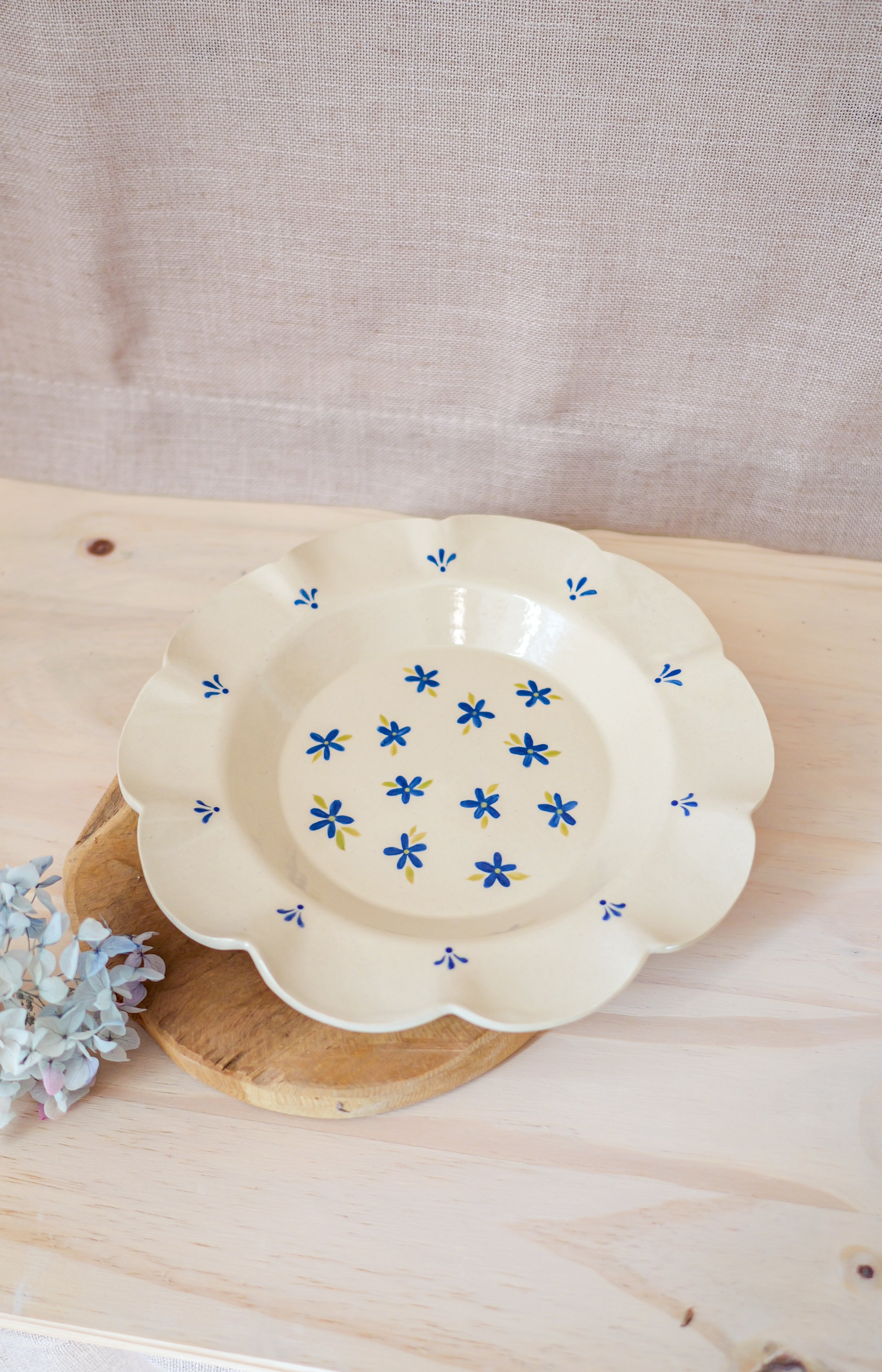 Assiette fleur bleue